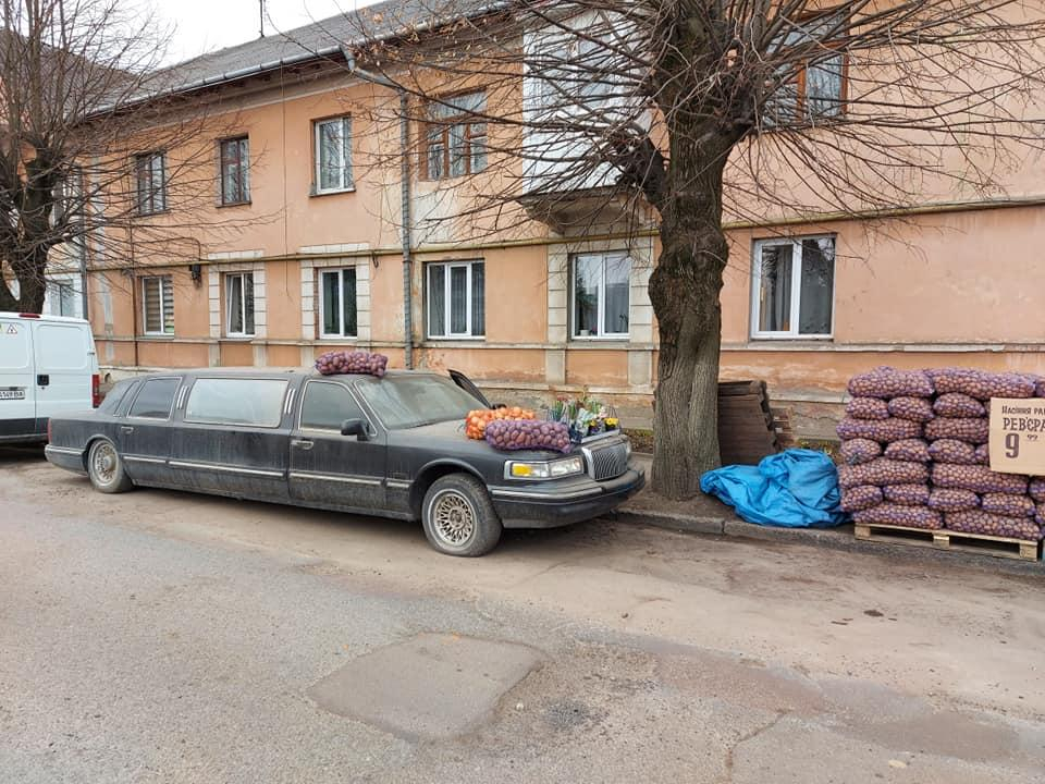 Пълен шаш: Мъж продава лук и картофи на капака на лимузина Lincoln СНИМКИ 