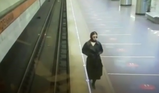 Вижте как девойка се разголи без свян в метрото ВИДЕО 18+