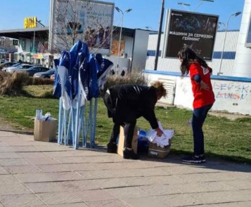 Фотобомба в БЛИЦ: Активистка на БСП прилапа тениска на Борисов! 