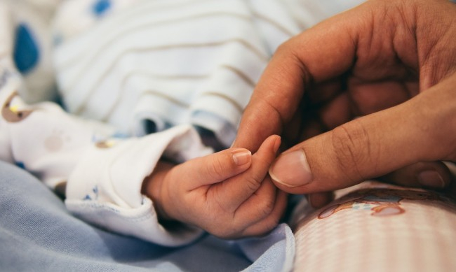 Болниците ни пълни с десетки, изоставени от родителите си болни деца