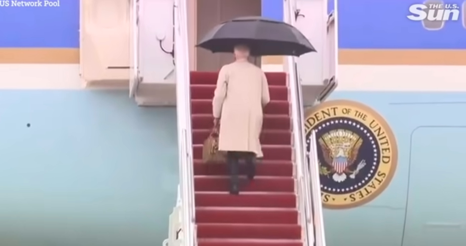 Упс! Байдън пак се спъна на стълбите на самолета 