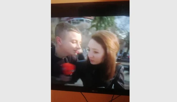 Простотия в Дупница! Нападнаха сексуално в ефир репортерка на БНТ СНИМКИ  