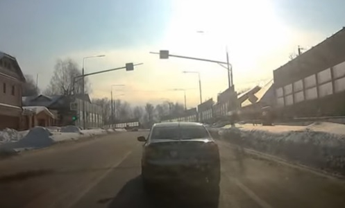 Зрелищни ВИДЕА: Ядосан шофьор реши да даде урок на друг, но съжали жестоко