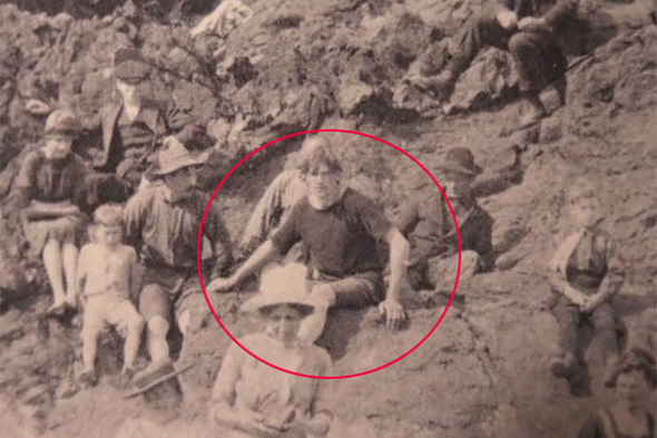 Разсекретиха пътешественик във времето, който се появи на СНИМКА от 1917 г.