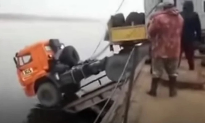 Спускането на руски камиони от ферибот в река възхити мрежата ВИДЕО