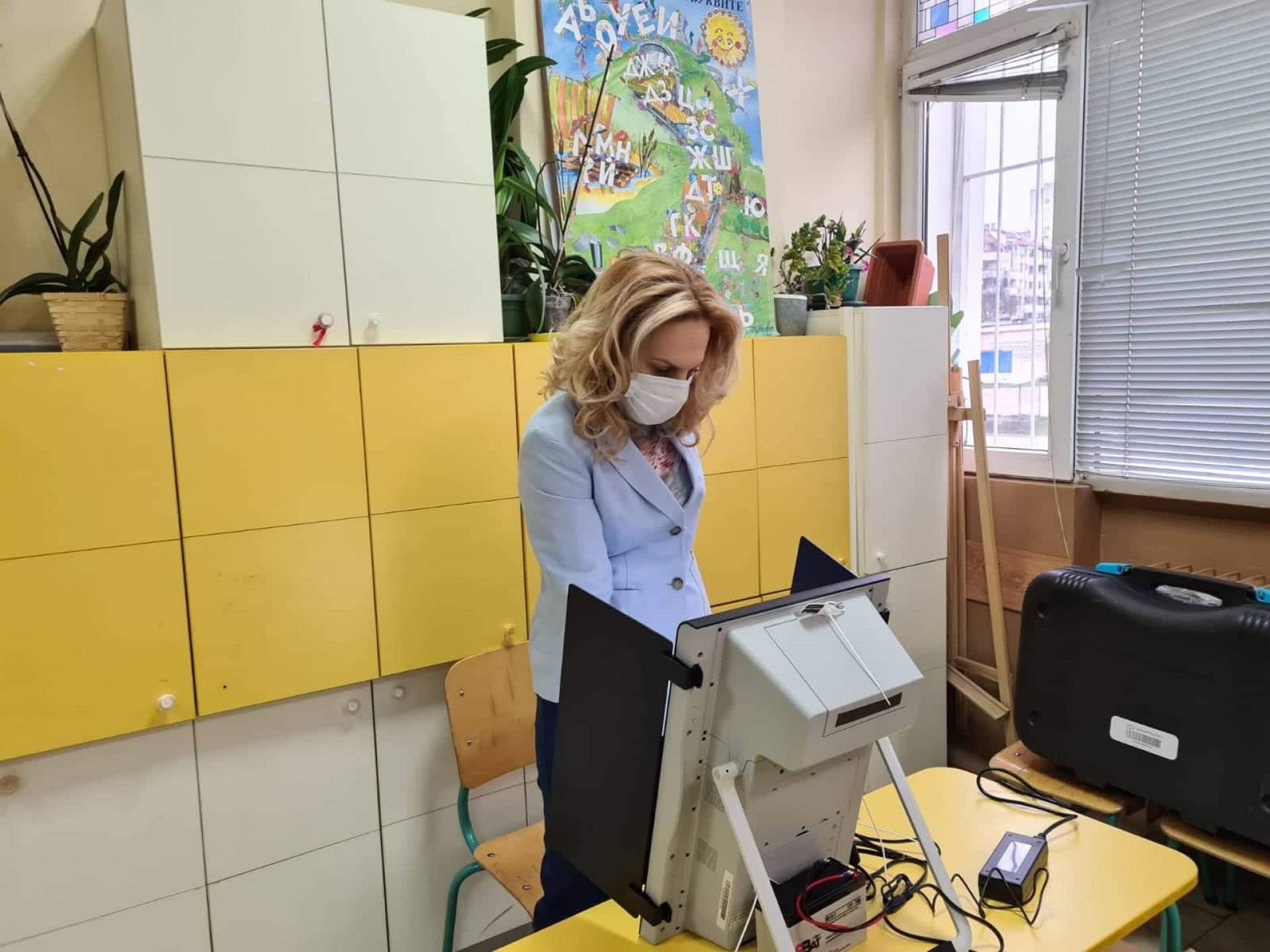 Марияна Николова гласува машинно и призова хората да гласуват спрямо личните си убеждения