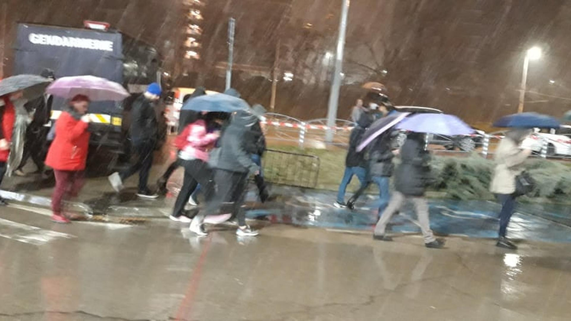 Снежна буря и хаос с изборните бюлетини в София СНИМКИ