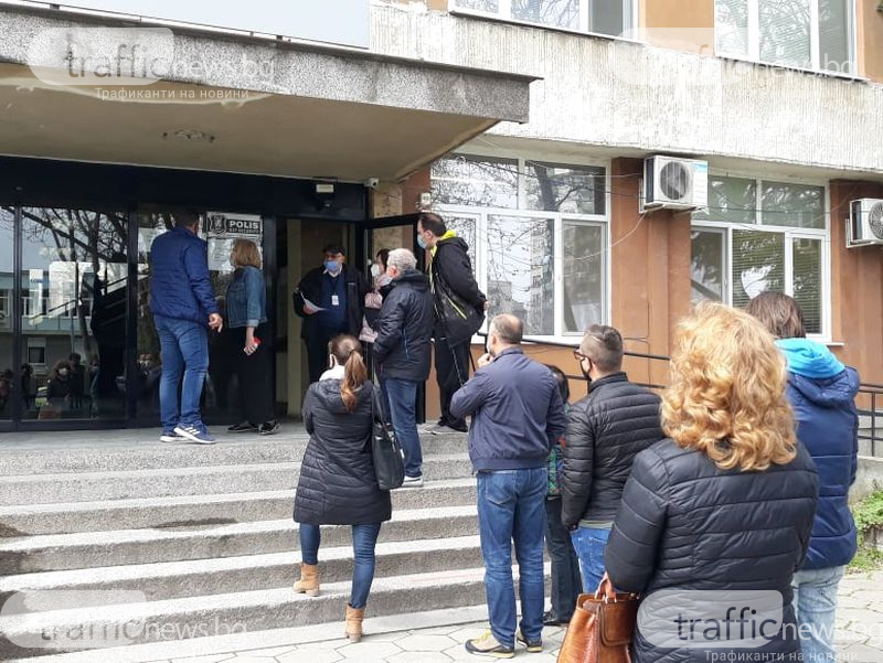 Граждани и джипита се карат за РНК ваксини в Пловдив СНИМКИ 