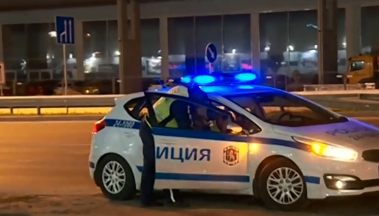 Само в БЛИЦ! Екшън на столичното Околовръстно, полицаи оградиха черен "Мерцедес" 