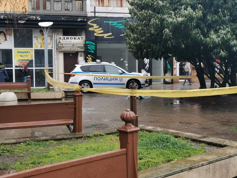 Труп в центъра на Бургас! Мистерия обви смразяващата гледка СНИМКИ 18+
