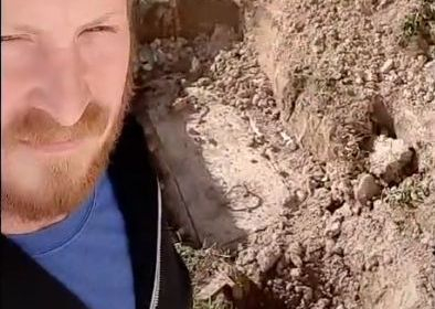 Мъж разкопа двора си и откри съкровище, което го остави без дъх СНИМКИ/ВИДЕО 18+