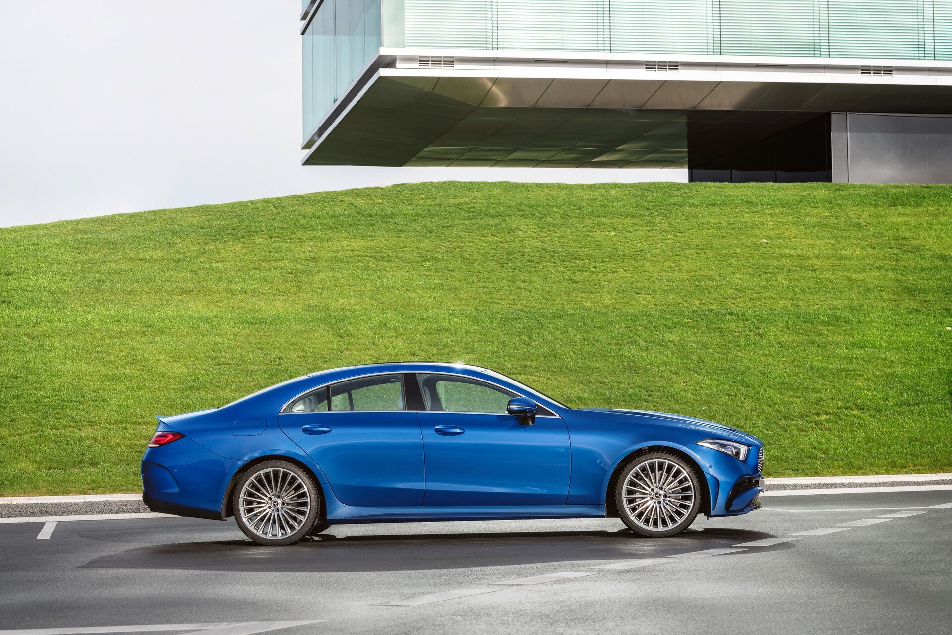 Новият разкошен Mercedes CLS се е променил отвън и в салона СНИМКИ