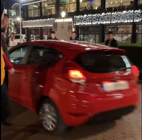 Блондинка зад волана скандализира с безумно изпълнение на пъпа на Варна СНИМКА 