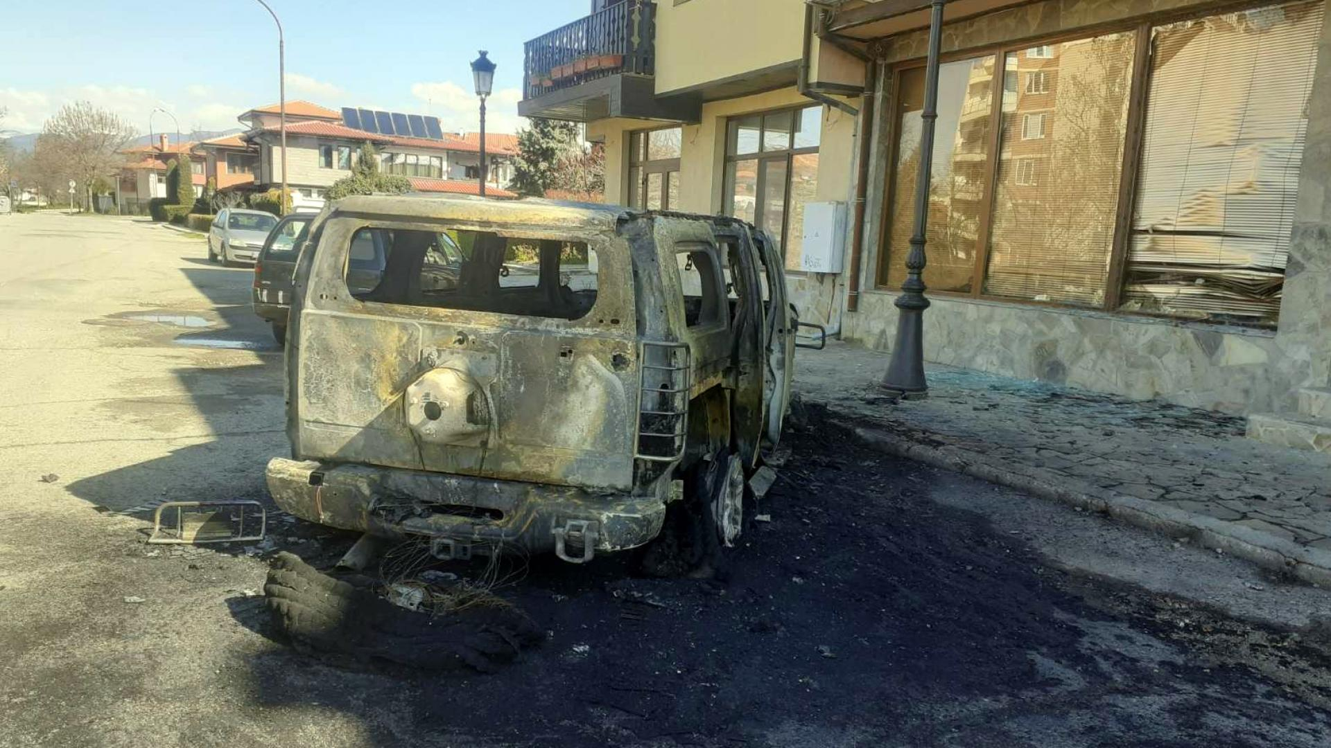 Опожариха много скъп и рядък джип на бизнесмен от Казанлък СНИМКИ 