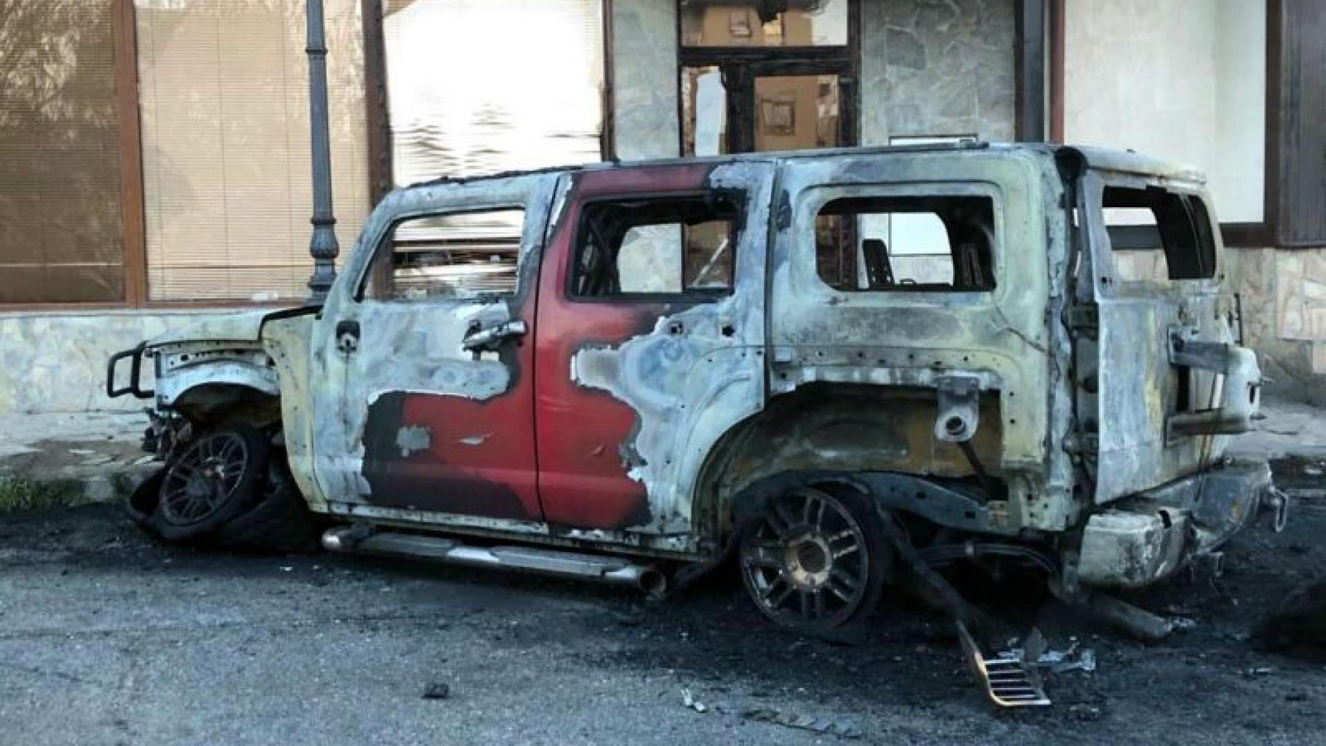 Опожариха много скъп и рядък джип на бизнесмен от Казанлък СНИМКИ 