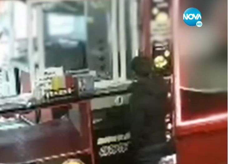 Срам и позор! Ето какво направи този изрод в Казанлък ВИДЕО