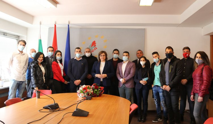 Млади социалисти застанаха зад лидера на БСП Корнелия Нинова СНИМКИ