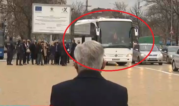 Не е за вярване как пристигнаха и какво казаха хората на Слави пред НС