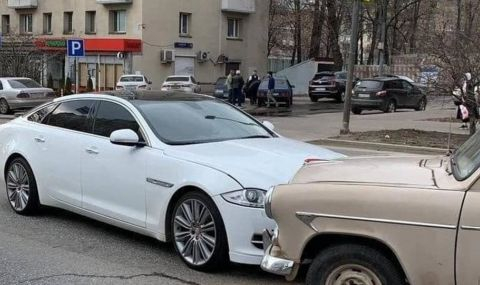Западът срещу Изтока: Нов Ягуар и стар Москвич се удариха СНИМКИ 