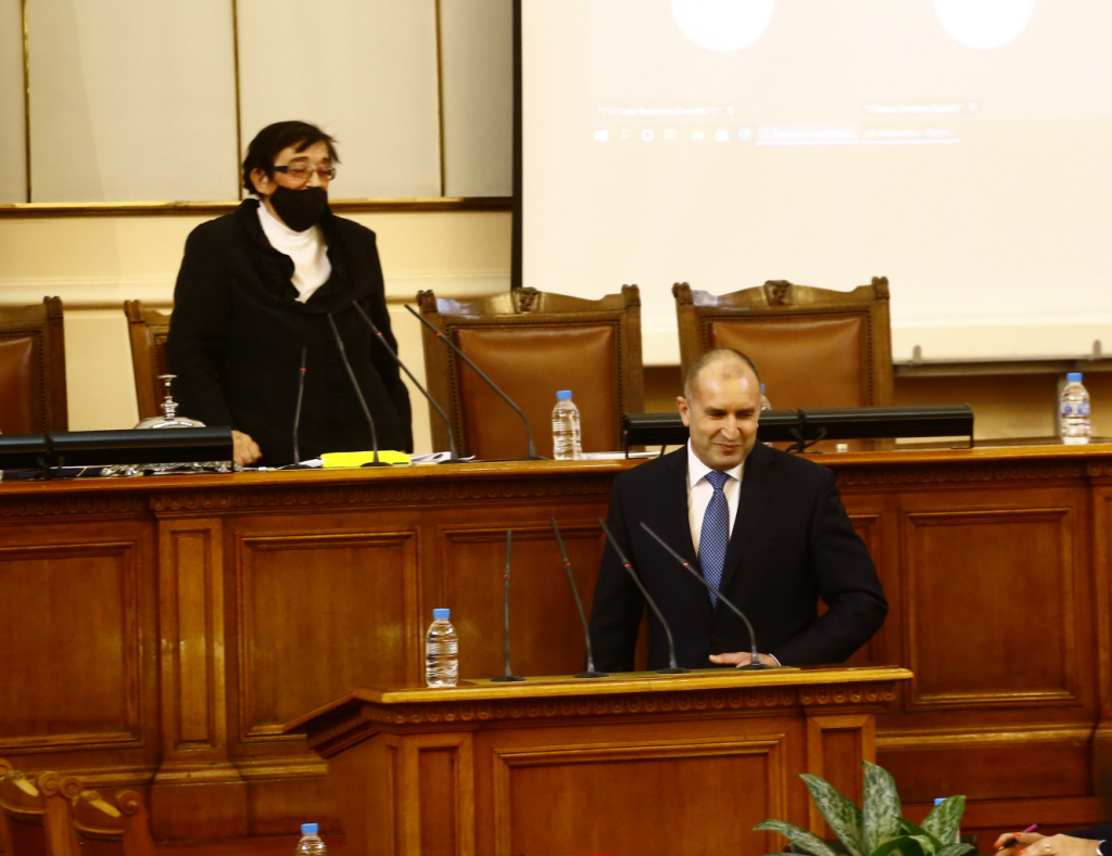 Прохождане: Мъката с клетвата на Слави бледнее пред гафа на Мика Зайкова с Радев СНИМКИ