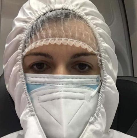 Шок! Депутатка с К-19 пристигна в парламента в скафандър и с линейка СНИМКА