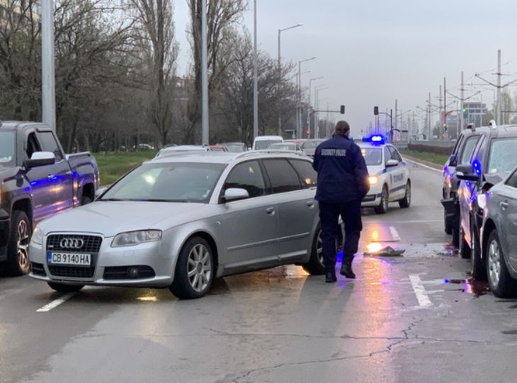 Ужасяваща верижна катастрофа с най-малко 6 коли в столицата, дете е в болница СНИМКИ