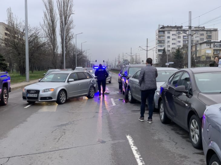 Ужасяваща верижна катастрофа с най-малко 6 коли в столицата, дете е в болница СНИМКИ