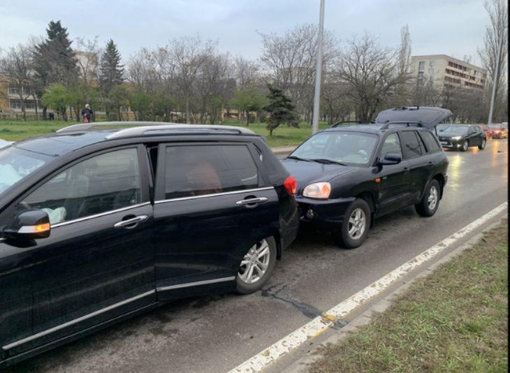 Ужасяваща верижна катастрофа с най-малко 6 коли в столицата, дете е в болница СНИМКИ