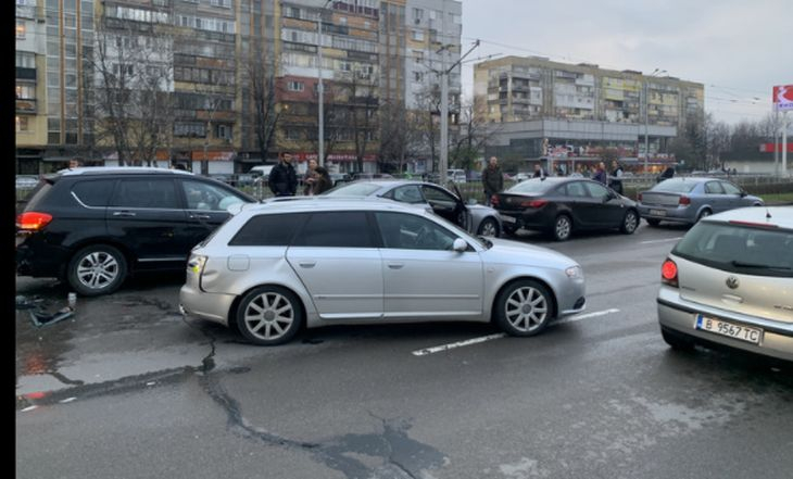 Ужасяваща верижна катастрофа с най-малко 6 коли в столицата, дете е в болница СНИМКИ