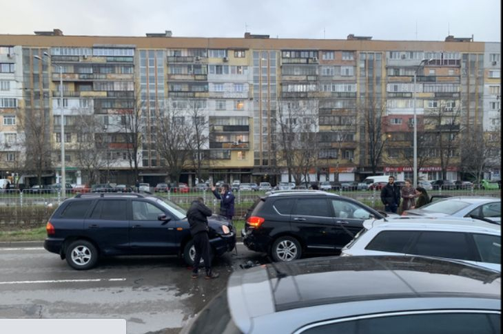Ужасяваща верижна катастрофа с най-малко 6 коли в столицата, дете е в болница СНИМКИ