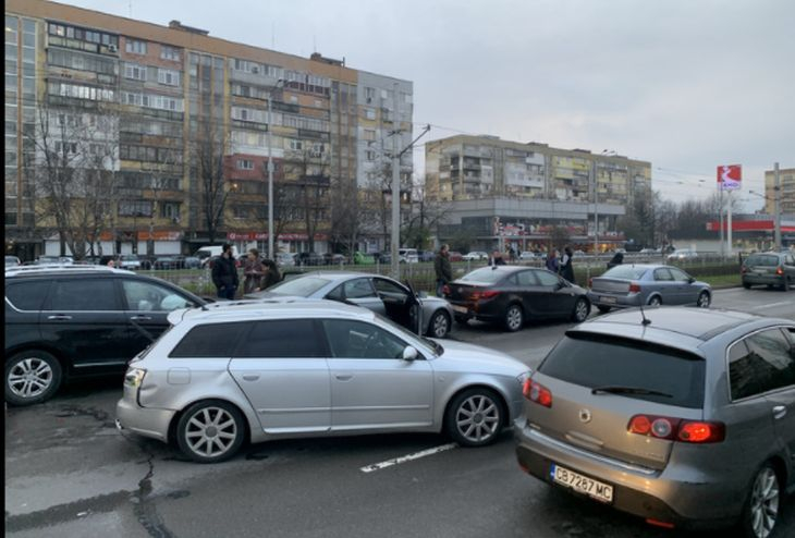 Ужасяваща верижна катастрофа с най-малко 6 коли в столицата, дете е в болница СНИМКИ
