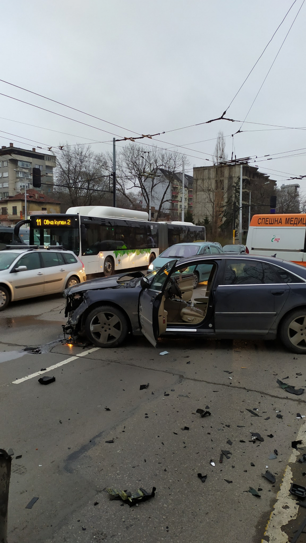Първо в БЛИЦ! Адско меле в София, такси е по таван в канала до РЗИ ВИДЕО