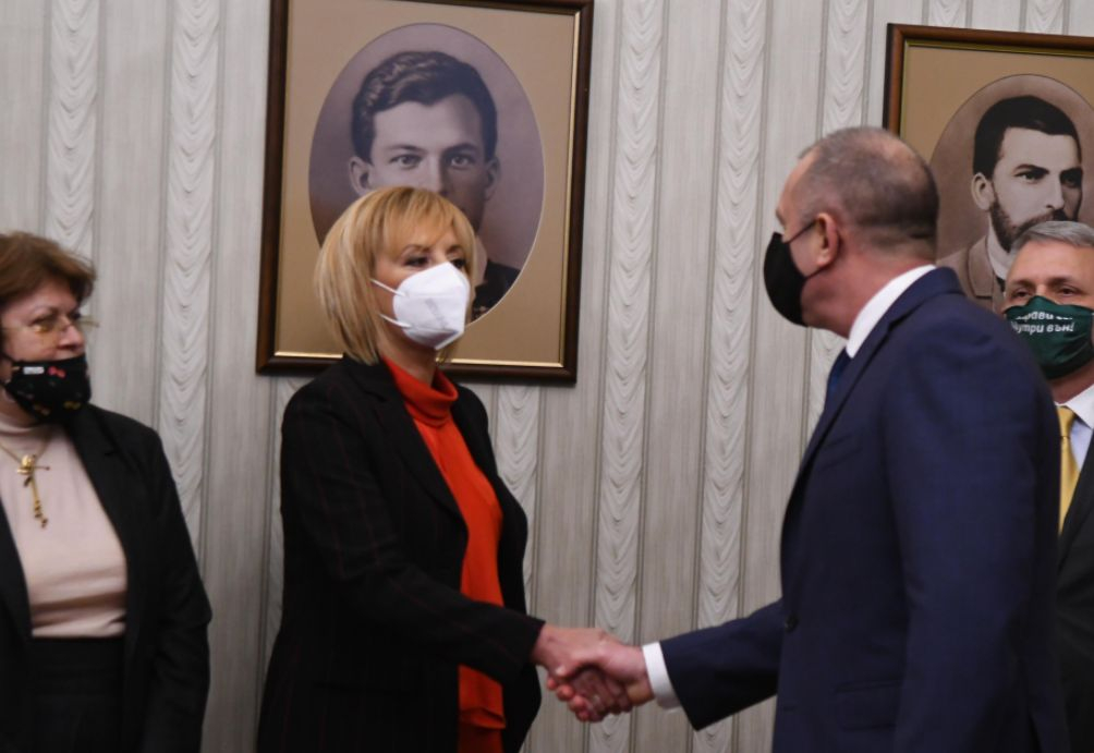 Манолова към Радев: Ваша е отговорността на кого ще връчите третия мандат