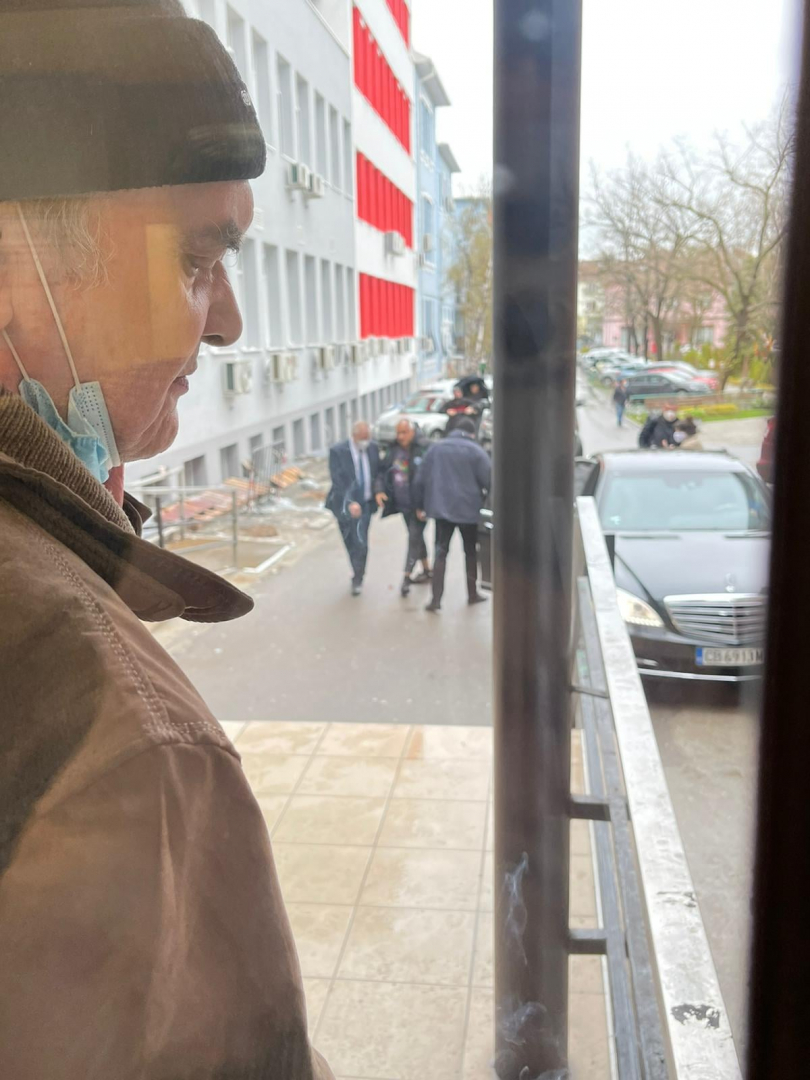 Бойко Борисов по спешност в "Пирогов" СНИМКИ 