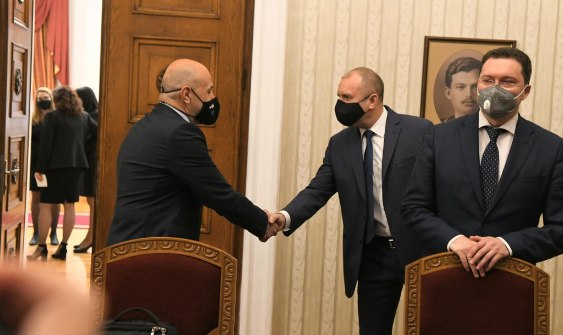 Политолог с теория какво се крие зад бързите консултации при президента 