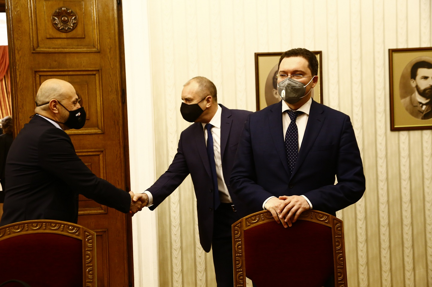Митов срази Радев, Слави, Манолова и свидетеля й