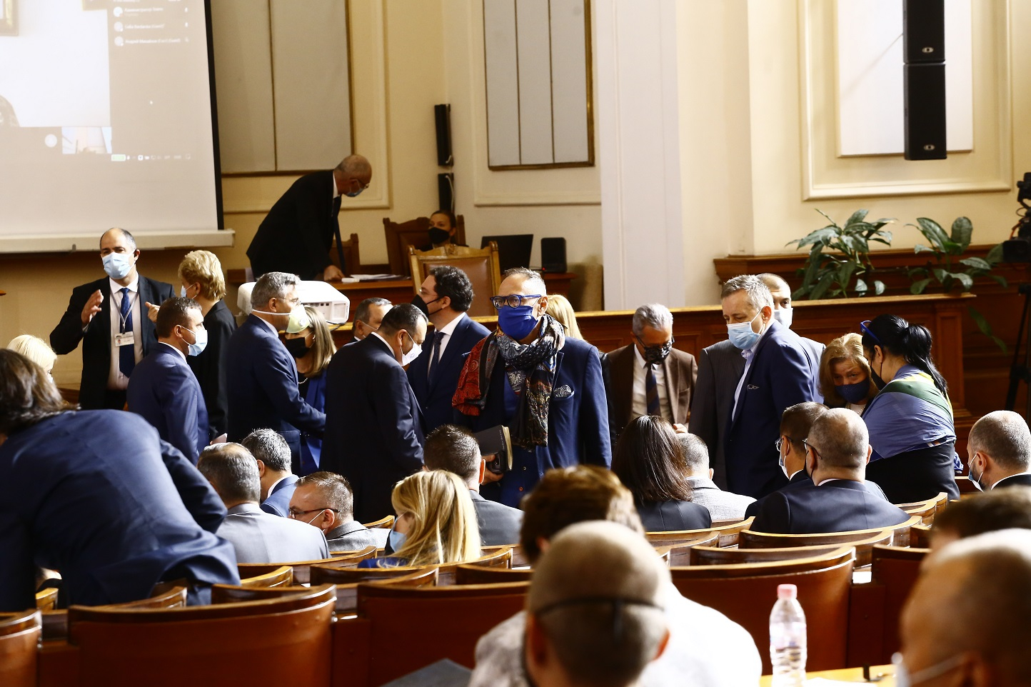 Новият парламент се превръща в кошмар за...