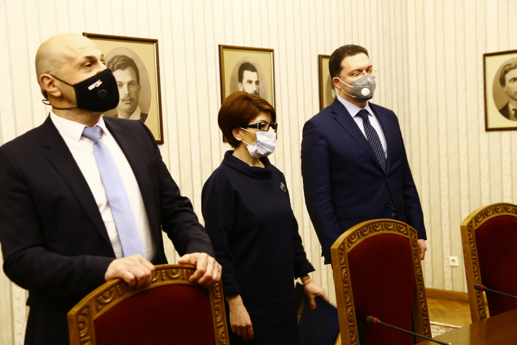 Радев връчи мандат на ГЕРБ-СДС, заръча на Даниел Митов в 7-дневен срок да...  ВИДЕО