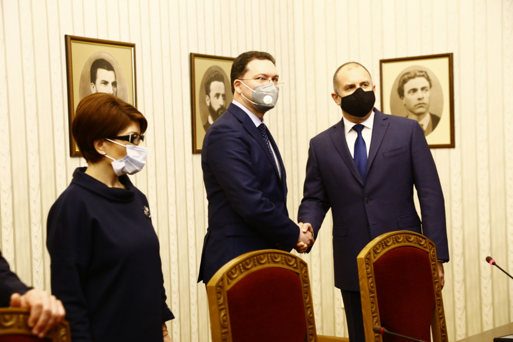 Радев връчи мандат на ГЕРБ-СДС, заръча на Даниел Митов в 7-дневен срок да...  ВИДЕО