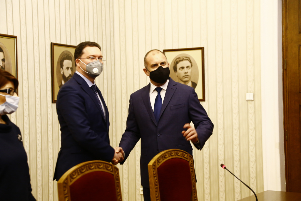 Радев връчи мандат на ГЕРБ-СДС, заръча на Даниел Митов в 7-дневен срок да...  ВИДЕО