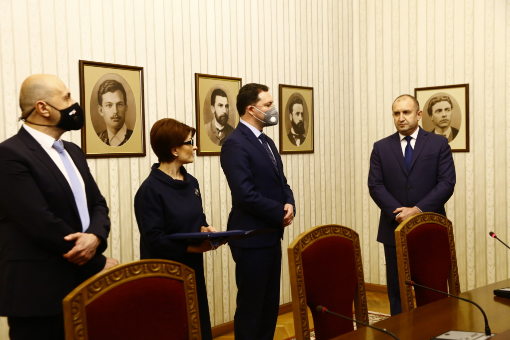 Радев връчи мандат на ГЕРБ-СДС, заръча на Даниел Митов в 7-дневен срок да...  ВИДЕО