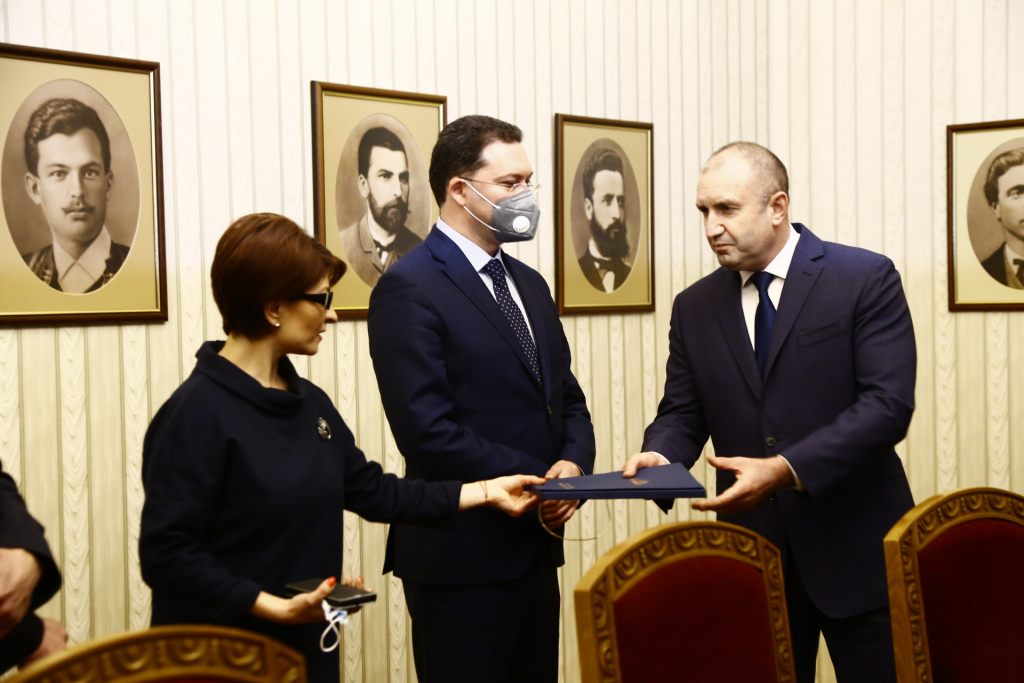Радев връчи мандат на ГЕРБ-СДС, заръча на Даниел Митов в 7-дневен срок да...  ВИДЕО