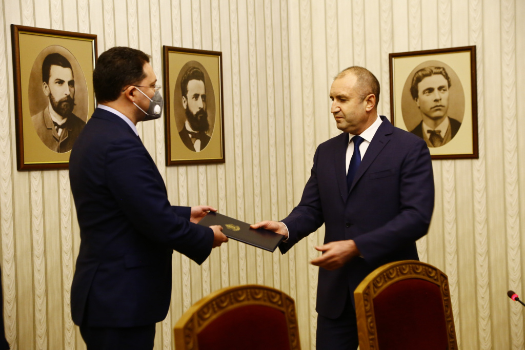 Радев връчи мандат на ГЕРБ-СДС, заръча на Даниел Митов в 7-дневен срок да...  ВИДЕО