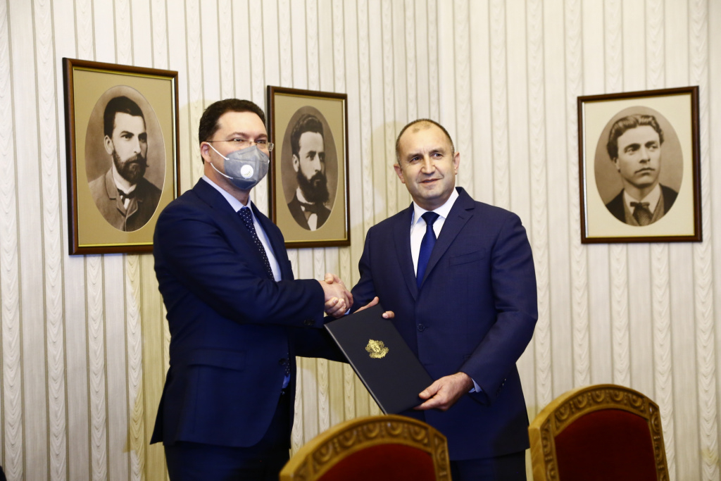 Радев връчи мандат на ГЕРБ-СДС, заръча на Даниел Митов в 7-дневен срок да...  ВИДЕО