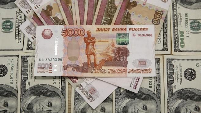Прогноза: Кога рублата ще удари долара? 