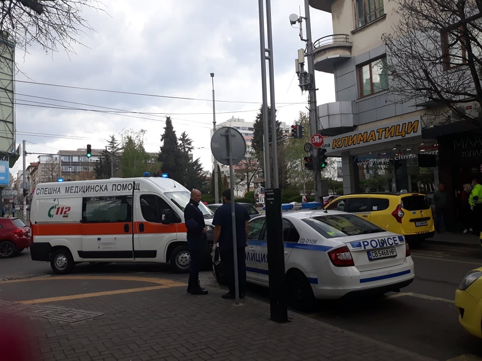 Ужасна гледка в Бургас: Мъж с окървавена глава седи пред Водната палата СНИМКИ