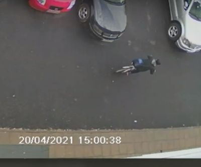 Съсед отвори на крадец, който му чукна на прозореца и после съжали жестоко ВИДЕО