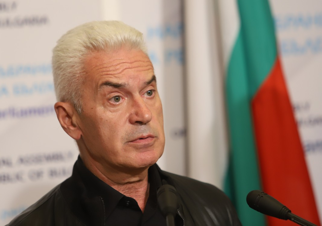 Сидеров: Вкарват ни във война, докато политици си играят на мандати