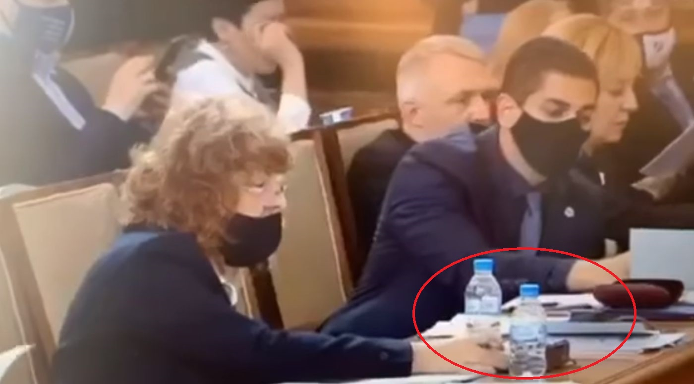 Скандално ВИДЕО: Гласува ли тази дама с картата на липсващия в парламента Тошко Йорданов?! 