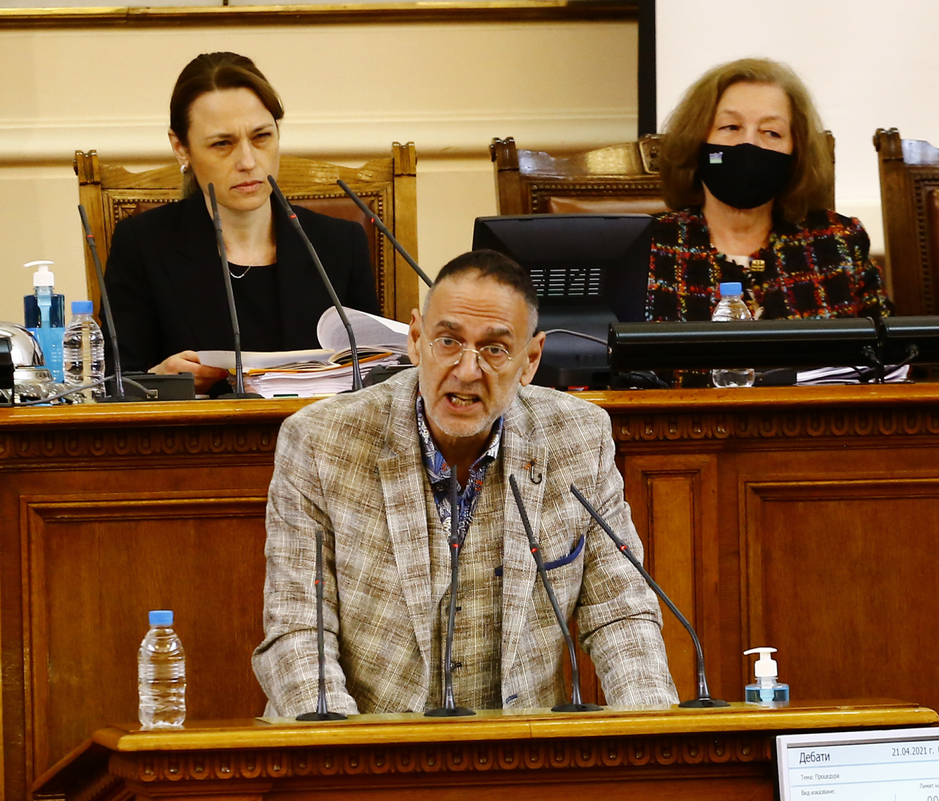 Тошко Йорданов и Любен Дилов-син се счепкаха на тема пеперудки и шапки СНИМКИ